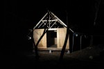 暗闇の中浮かび上がる破滅小屋（仮）